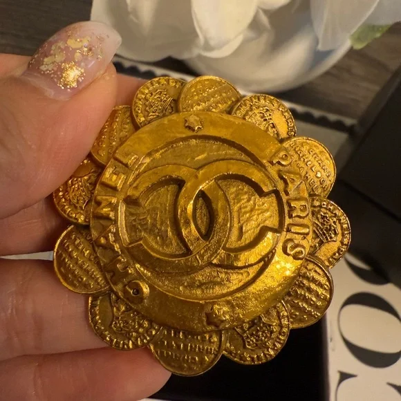 CHANEL Vintage Gold CC Paris Flower Brooch - Picture 3 of 8